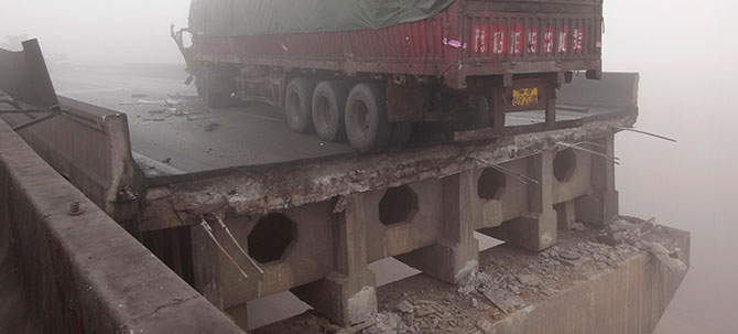 Çinde otoyolda köprü çöktü