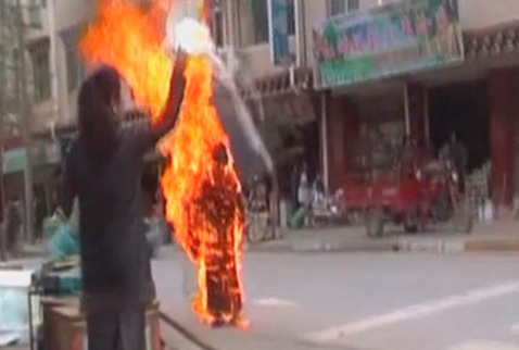 Tibetli rahip kendini yaktı