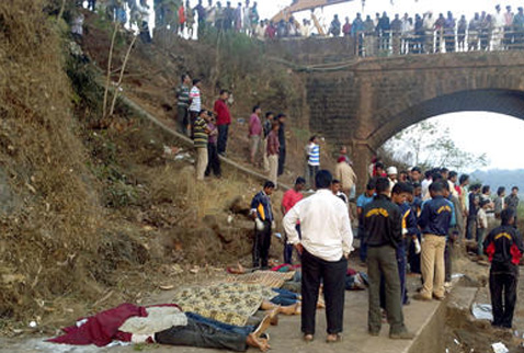 Hindistanda otobüs kazası: 37 ölü