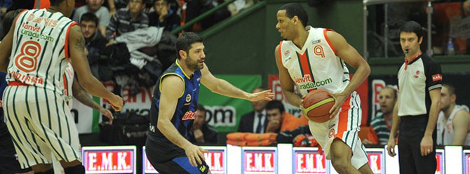 Banvit Feneri liderlikten etti