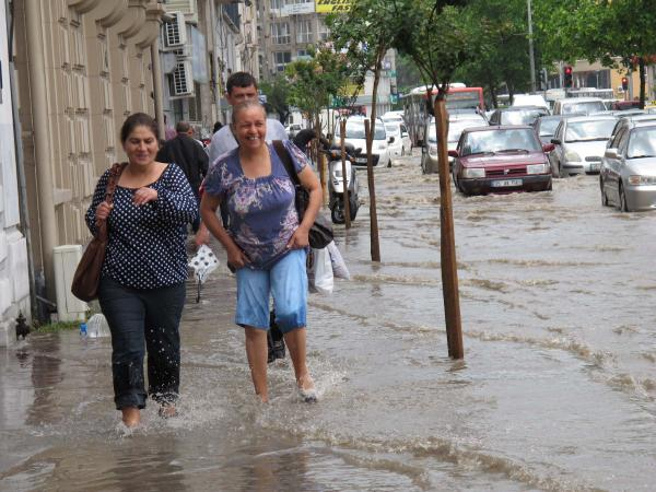 İzmirde yağmur hayatı olumsuz etkiledi