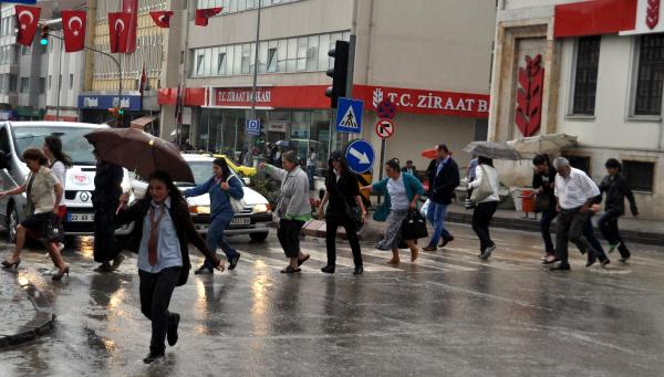 Edirnede sağanak yağış hayatı felç etti