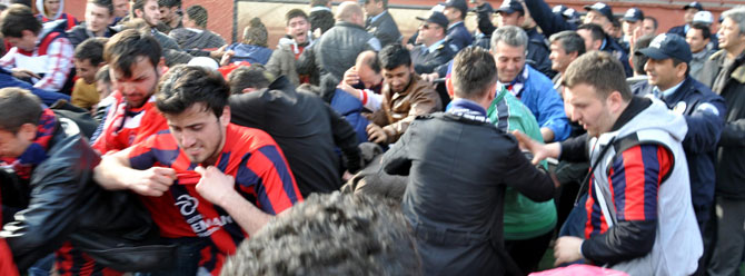 Maçta polis havaya ateş açtı