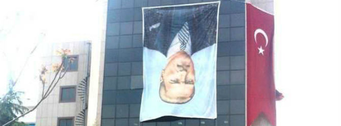 Atatürk posterinin ters görüntüsü vatandaşları kızdırdı