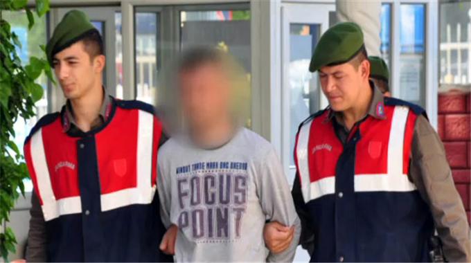 İzmir Torbalıda Okul Önünde Esrar Satarken Yakalandı