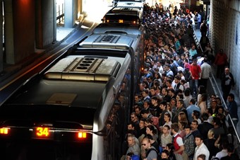 İstanbulda1 Mayıs nedeniyle  Metrobüs ve metro seferleri iptal