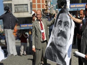 Rizede Öcalan maketi yakıldı