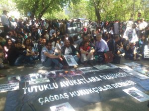 ÇHDli avukatlardan Ankarada eylem