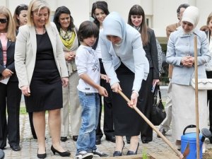 Engelli çocuklarla gül fidanı dikti