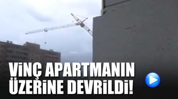 Rusyanın Kirov kentinde Vinç, aşırı rüzgardan apartmanın üzerine devrildi