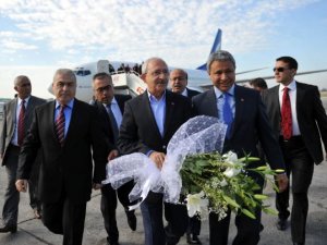 Kılıçdaroğlunu MHPli başkan çiçekle karşıladı