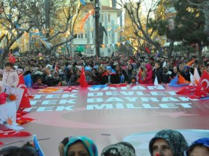 Başbakanın dikkati çeken o pankart!