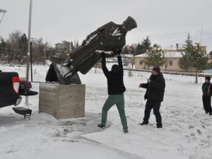Parasını alamayan heykeltıraş Atatürk heykelini söktü