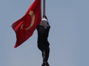 Licede Türk Bayrağı İndirildi
