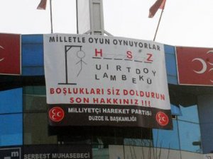 MHP binasına ilginç pankart