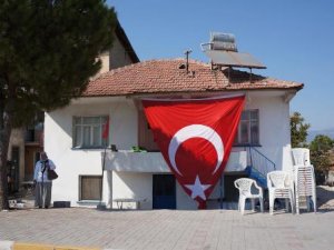 Şehidin evine yeniden dev Türk Bayrağı asıldı