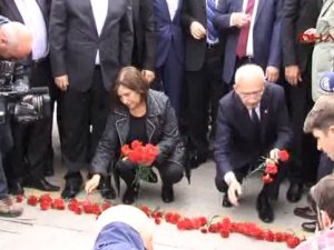 Kılıçdaroğlu, patlamaların yaşandığı yere karanfil bıraktı