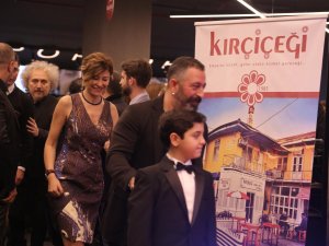 KIRÇİÇEĞİ 30.YILINI İFTARLIK GAZOZ FİLMİYLE İZMİR’DE MUHTEŞEM BİR GALA İLE KUTLADI