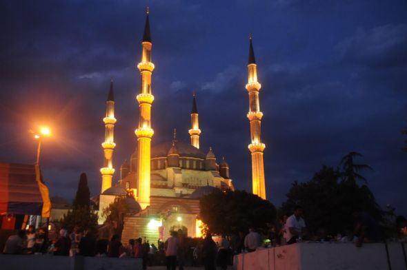 Kadir Gecesi’nde camiler doldu taştı.