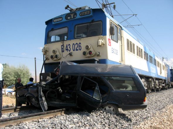 Tren otomobili biçti: 1 ölü, 2 yaralı