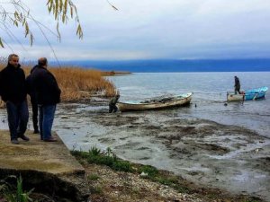 İznik Gölünde sular çekildi, kayıklar mahsur kaldı