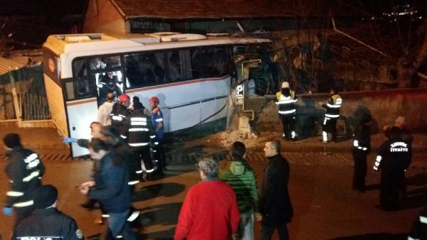 Karabük'te işçi servisi eve çarptı: 4 ölü, 2 yaralı