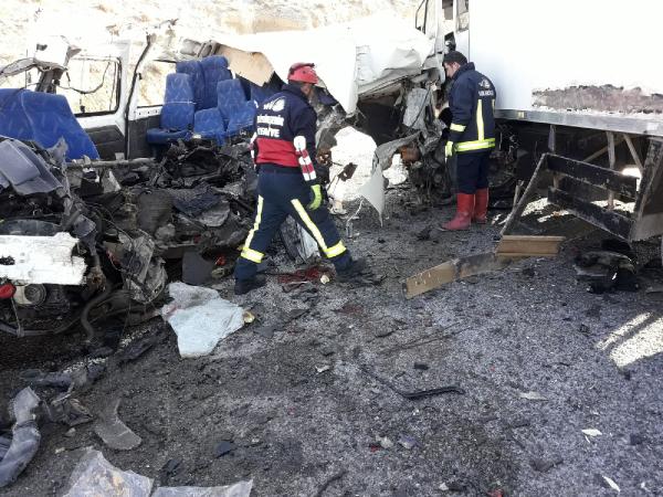 Van'da minibüs ile TIR çarpıştı: 8 ölü, 2 yaralı