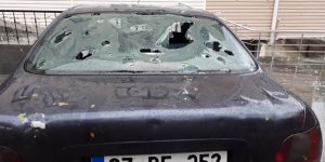 Dolu yağışı dakikalar içinde araçlara ve evlere hasar verdi