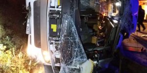 Kocaeli TEM’de servis midibüsü devrildi: 1 ölü 18 yaralı