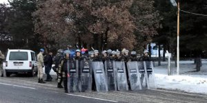 Doğu Türkistan için yürüyüşe jandarma engeli