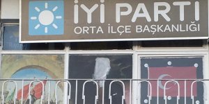 İYİ Parti Çankırı/Orta İlçe Başkanlığı binasındaki Atatürk posterine çirkin  saldırı!