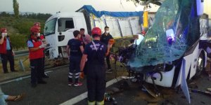 Manisa'nın Soma ilçesinde TIR otobüsle çarpıştı: 6 kişi öldü, 37 kişi yaralandı
