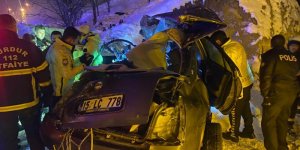 Burdur'da otomobil duvara çarptı: 4 genç yaşamını yitirdi