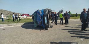 Adana'da otomobille çarpışan jandarma minibüsünde 2 asker şehit oldu
