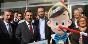İYİ Partililer'den TÜİK’in kapısında Pinokyolu eylem