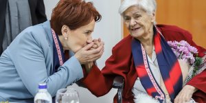 Meral Akşener’den huzurevindeki ortaokul öğretmenine ziyaret