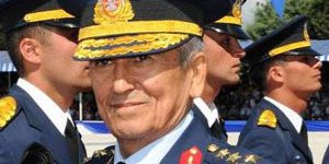 Tartışılan komutana madalya!