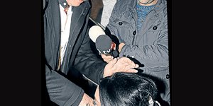 Nur Yerlitaş Orhan Babanın elini öptü