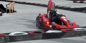 Go-kart pistinde kafası koptu!