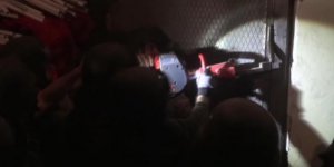 Çelik kapılar polisleri durduramadı