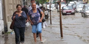 İzmirde yağmur hayatı olumsuz etkiledi