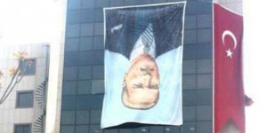 Atatürk posterinin ters görüntüsü vatandaşları kızdırdı