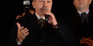 Balkondan kutu gösterdi, gözaltına alındı
