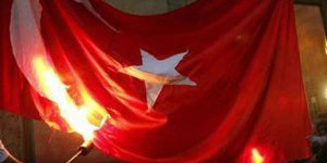 Erivan’da yine Türk bayrağı yakıldı
