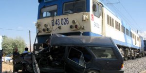 Tren otomobili biçti: 1 ölü, 2 yaralı
