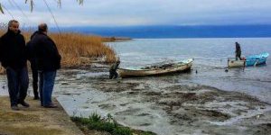 İznik Gölünde sular çekildi, kayıklar mahsur kaldı